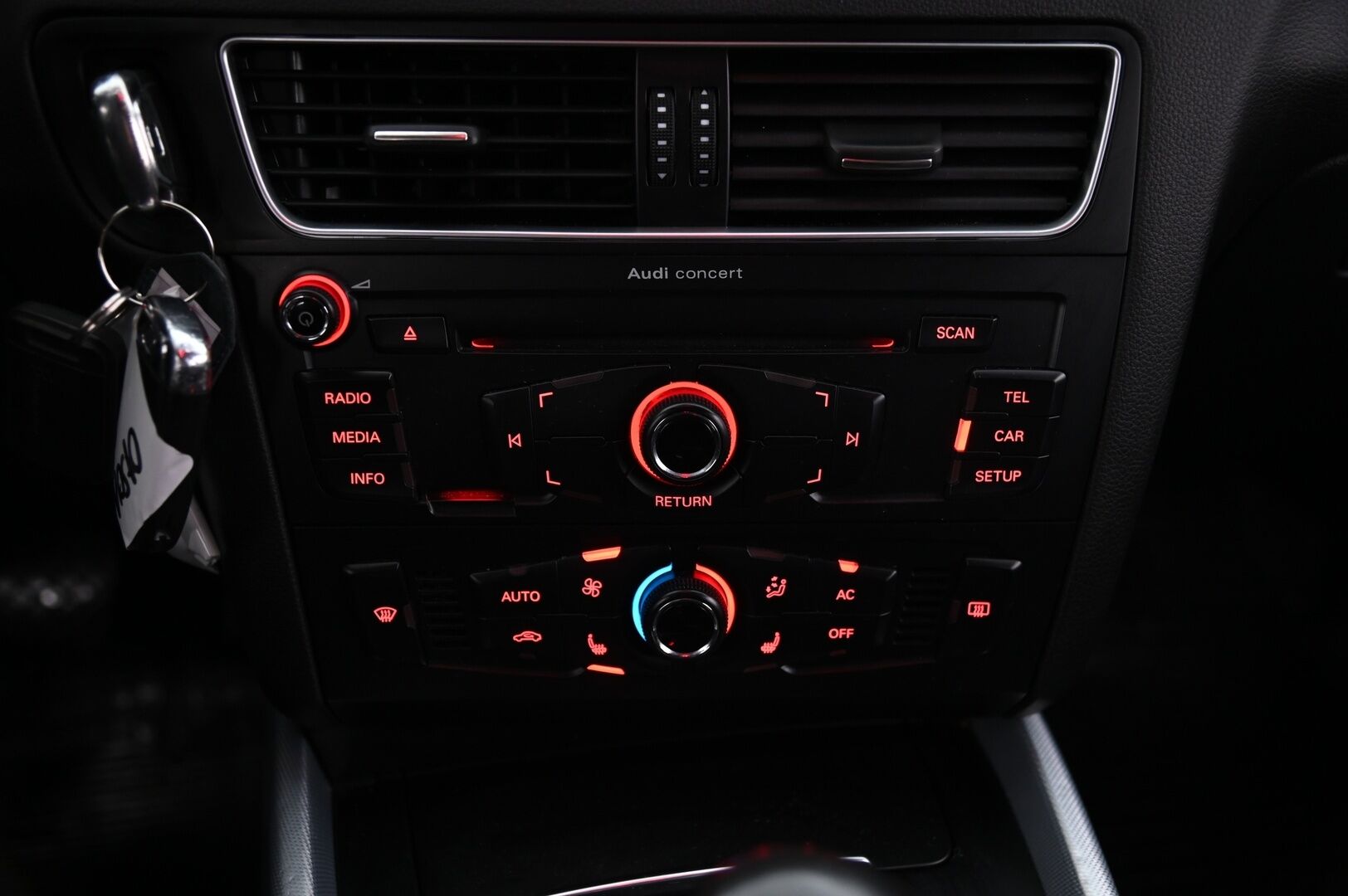 Audi Q5 2012 2,0 TDI quattro S tronic Offroad edition **YritysOutlet - Myydään vain yrityksille* - *2x Renkaat / Koukku / Webasto / Sporttipenkit