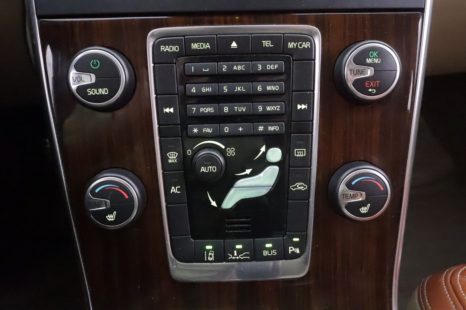 Volvo V60 2011 2,0T Momentum aut * YritysOutlet - Myydään vain yrityksille * - * Suomi-auto / ACC / P.tutka / Koukku / Kaistavahti / Nahat / BLIS *