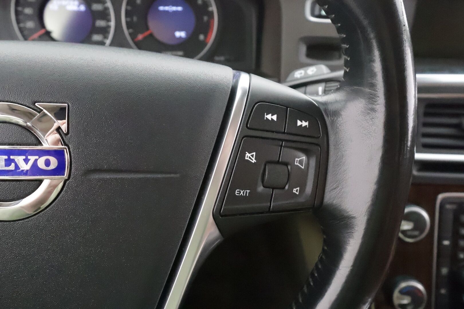 Volvo V60 2011 2,0T Momentum aut * YritysOutlet - Myydään vain yrityksille * - * Suomi-auto / ACC / P.tutka / Koukku / Kaistavahti / Nahat / BLIS *