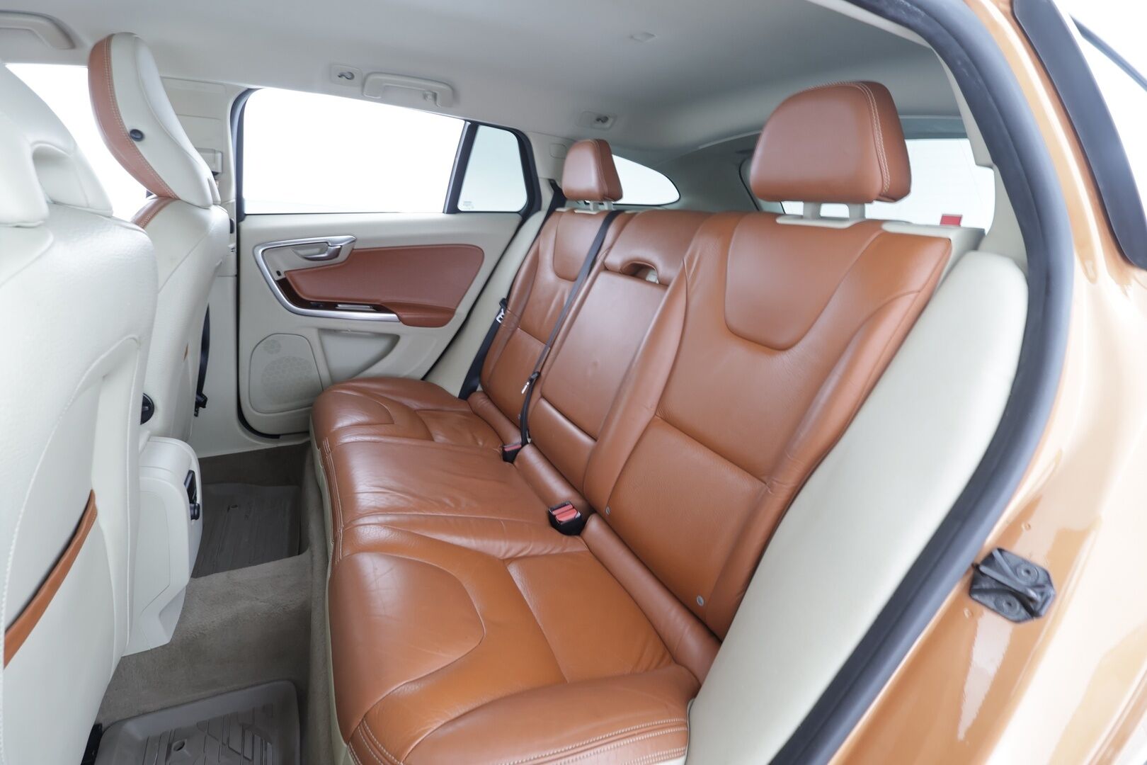 Volvo V60 2011 2,0T Momentum aut * YritysOutlet - Myydään vain yrityksille * - * Suomi-auto / ACC / P.tutka / Koukku / Kaistavahti / Nahat / BLIS *