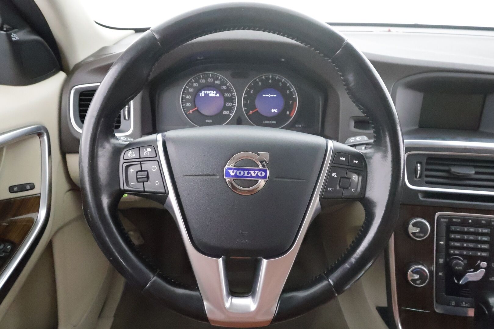 Volvo V60 2011 2,0T Momentum aut * ACC / P.tutka / Koukku / Kaistavahti / Nahat / BLIS * - Suomi-auto 