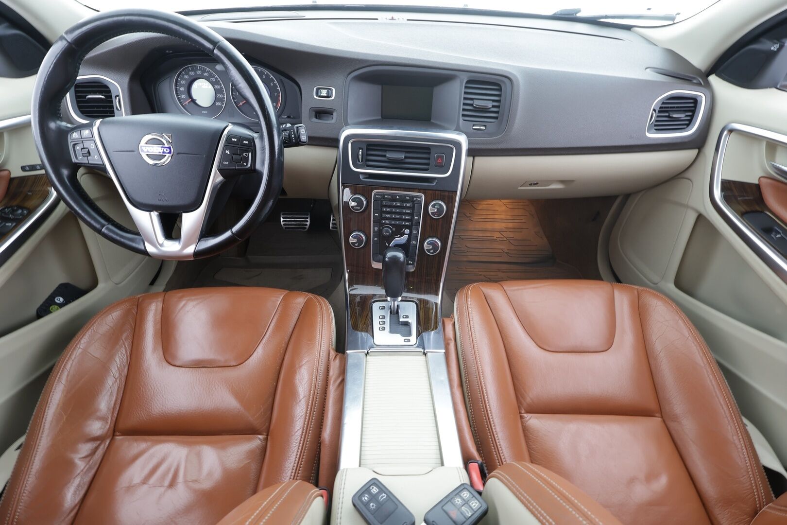 Volvo V60 2011 2,0T Momentum aut * YritysOutlet - Myydään vain yrityksille * - * Suomi-auto / ACC / P.tutka / Koukku / Kaistavahti / Nahat / BLIS *