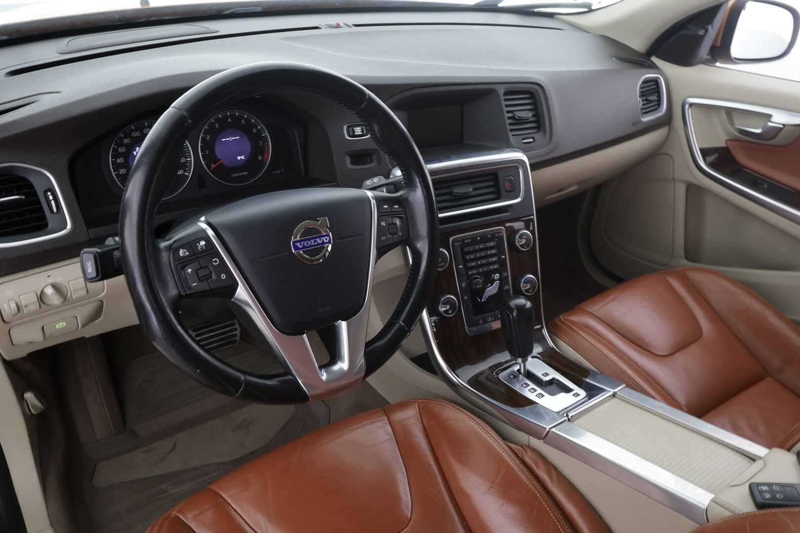 Volvo V60 2011 2,0T Momentum aut * YritysOutlet - Myydään vain yrityksille * - * Suomi-auto / ACC / P.tutka / Koukku / Kaistavahti / Nahat / BLIS *