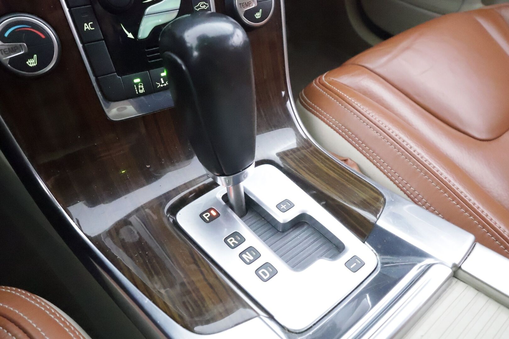 Volvo V60 2011 2,0T Momentum aut * ACC / P.tutka / Koukku / Kaistavahti / Nahat / BLIS * - Suomi-auto 