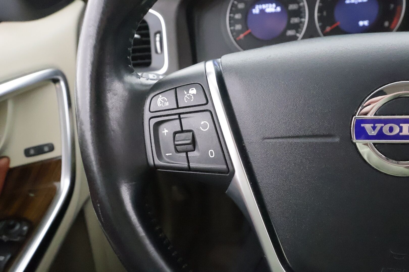 Volvo V60 2011 2,0T Momentum aut * YritysOutlet - Myydään vain yrityksille * - * Suomi-auto / ACC / P.tutka / Koukku / Kaistavahti / Nahat / BLIS *