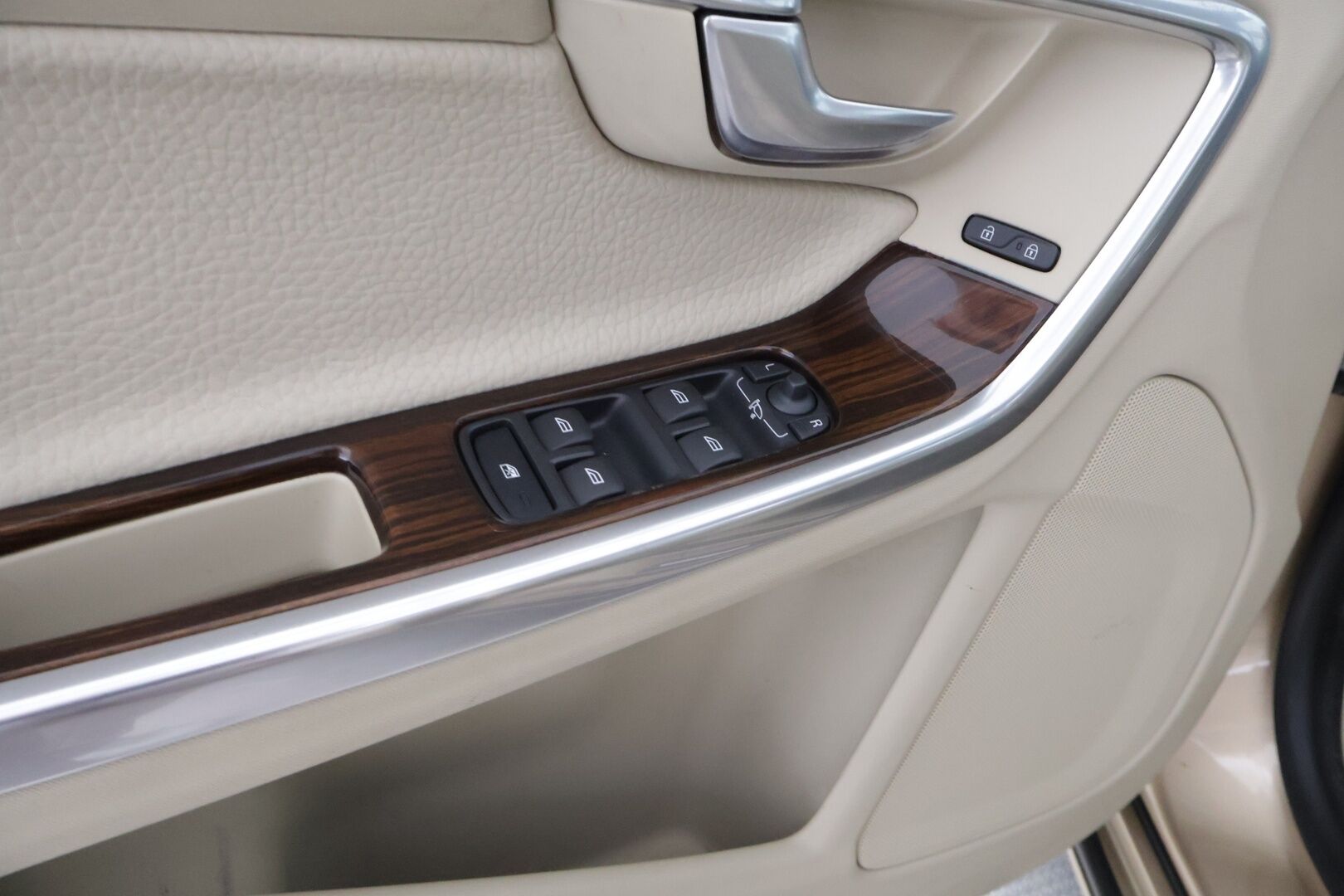 Volvo S60 2011 2,0T Summum aut -  Koukku | Nahkasisusta | High Perf Audio | Aktiiviset Xenon | 
