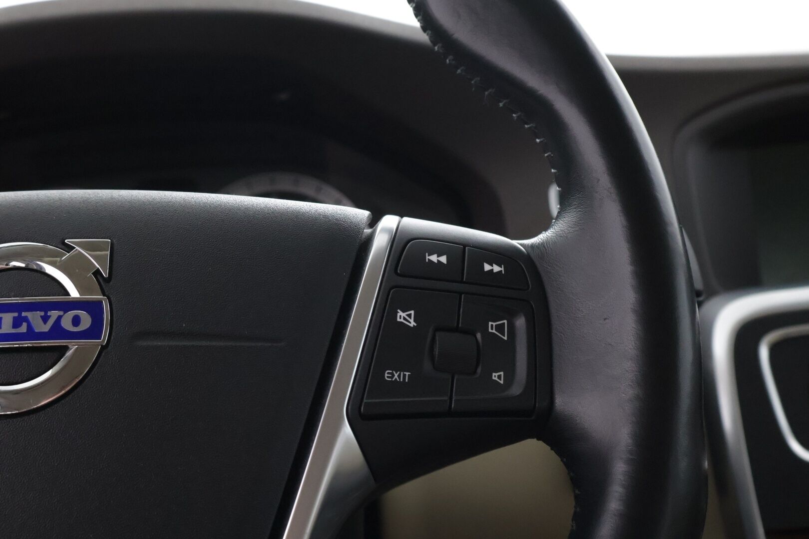 Volvo S60 2011 2,0T Summum aut -  Koukku | Nahkasisusta | High Perf Audio | Aktiiviset Xenon | 