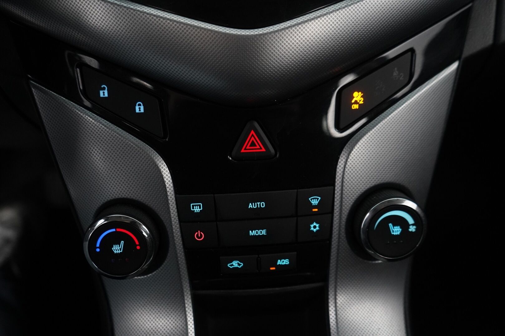 Chevrolet Cruze 2012 1.8 LTZ 104kW MT5 5-ov *Vetokoukku / Lohko / Vakkari / Tutka* - *Myydään Huutokaupat.com*