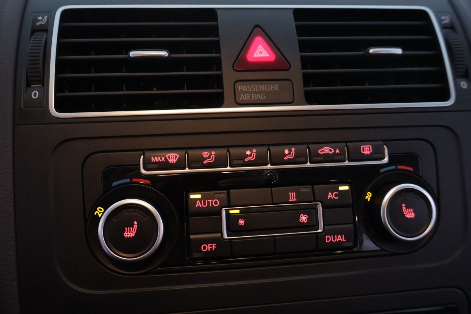 Volkswagen Touran 2012 1.4 TSI Comfortline 103kW 140hv DSG Autom. - Suomi-auto | 7P | Panorama | Webasto | Xenon-ajovalot | Pysäköinti tutkat edessä ja takana | Pysäköintiavustin | 2x renkaat & vanteet - KORKO VAIN 3,99 %