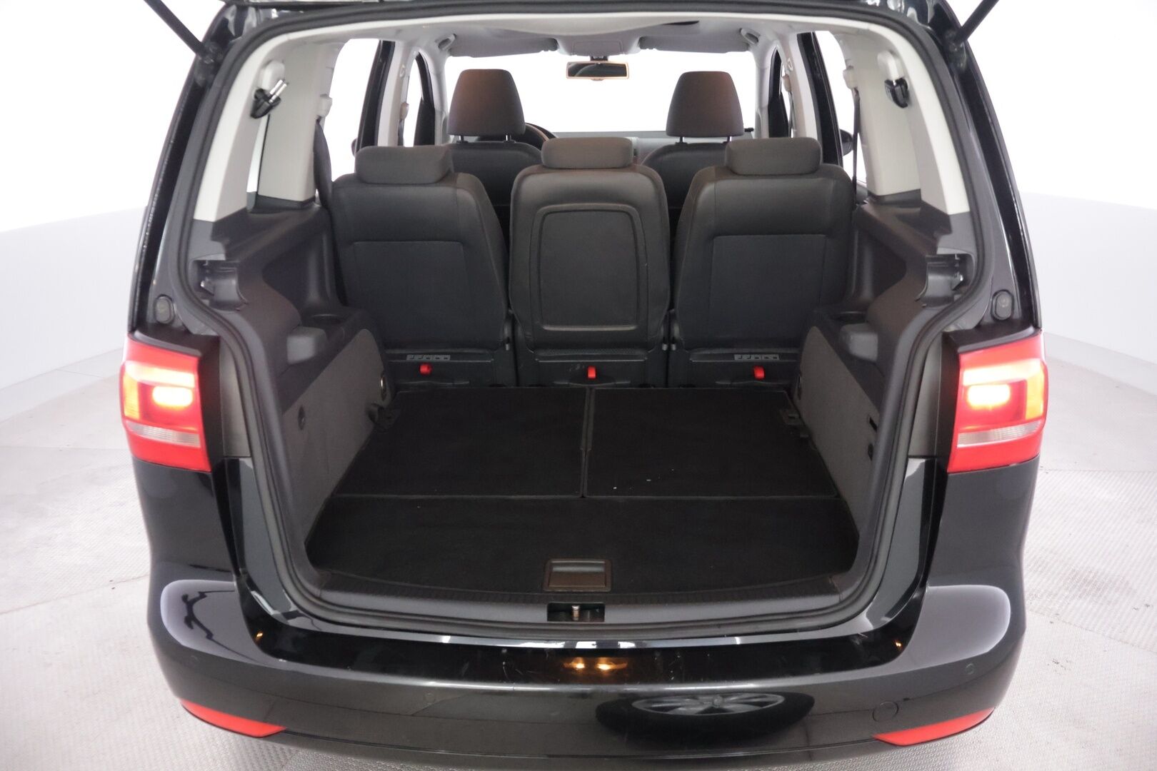 Volkswagen Touran 2012 1.4 TSI Comfortline 103kW 140hv DSG Autom. - Suomi-auto | 7P | Panorama | Webasto | Xenon-ajovalot | Pysäköinti tutkat edessä ja takana | Pysäköintiavustin | 2x renkaat & vanteet - KORKO VAIN 3,99 %