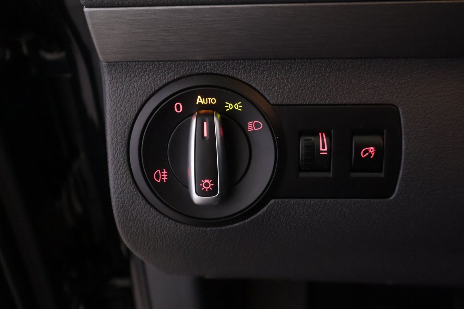 Volkswagen Touran 2012 1.4 TSI Comfortline 103kW 140hv DSG Autom. - Suomi-auto | 7P | Panorama | Webasto | Xenon-ajovalot | Pysäköinti tutkat edessä ja takana | Pysäköintiavustin | 2x renkaat & vanteet - KORKO VAIN 3,99 %