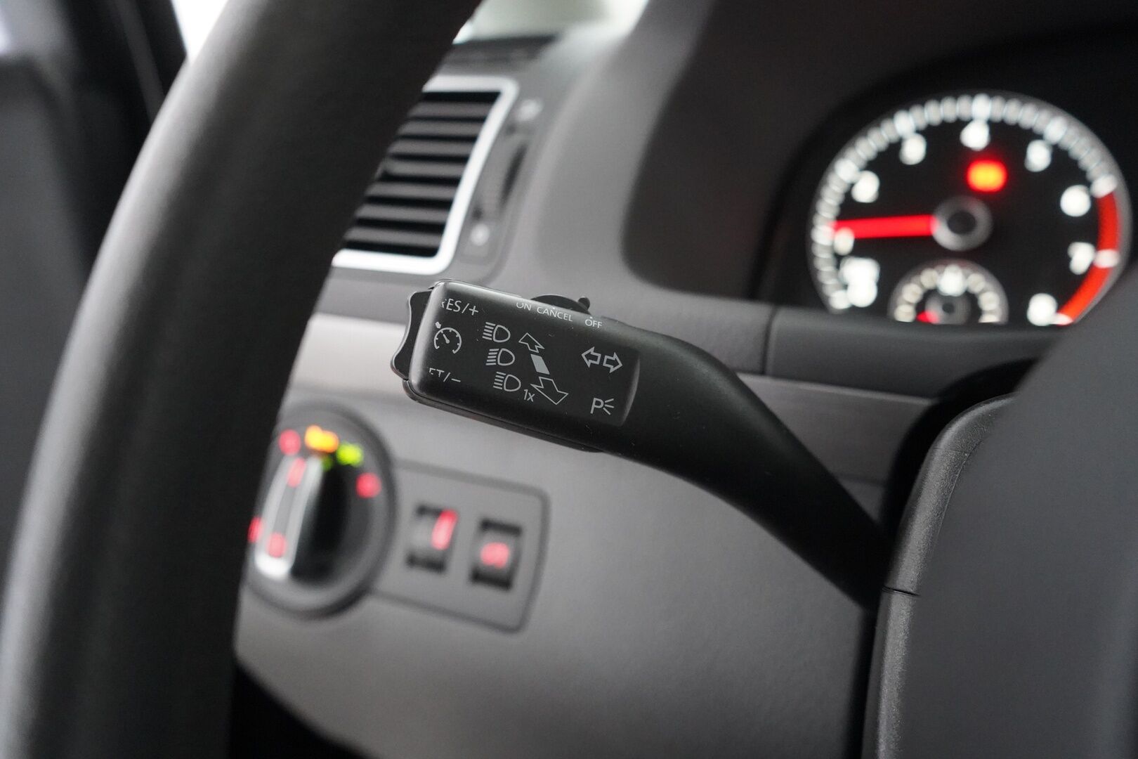 Volkswagen Touran 2012 1.4 TSI Comfortline 103kW 140hv DSG Autom. - Suomi-auto | 7P | Panorama | Webasto | Xenon-ajovalot | Pysäköinti tutkat edessä ja takana | Pysäköintiavustin | 2x renkaat & vanteet - KORKO VAIN 3,99 %