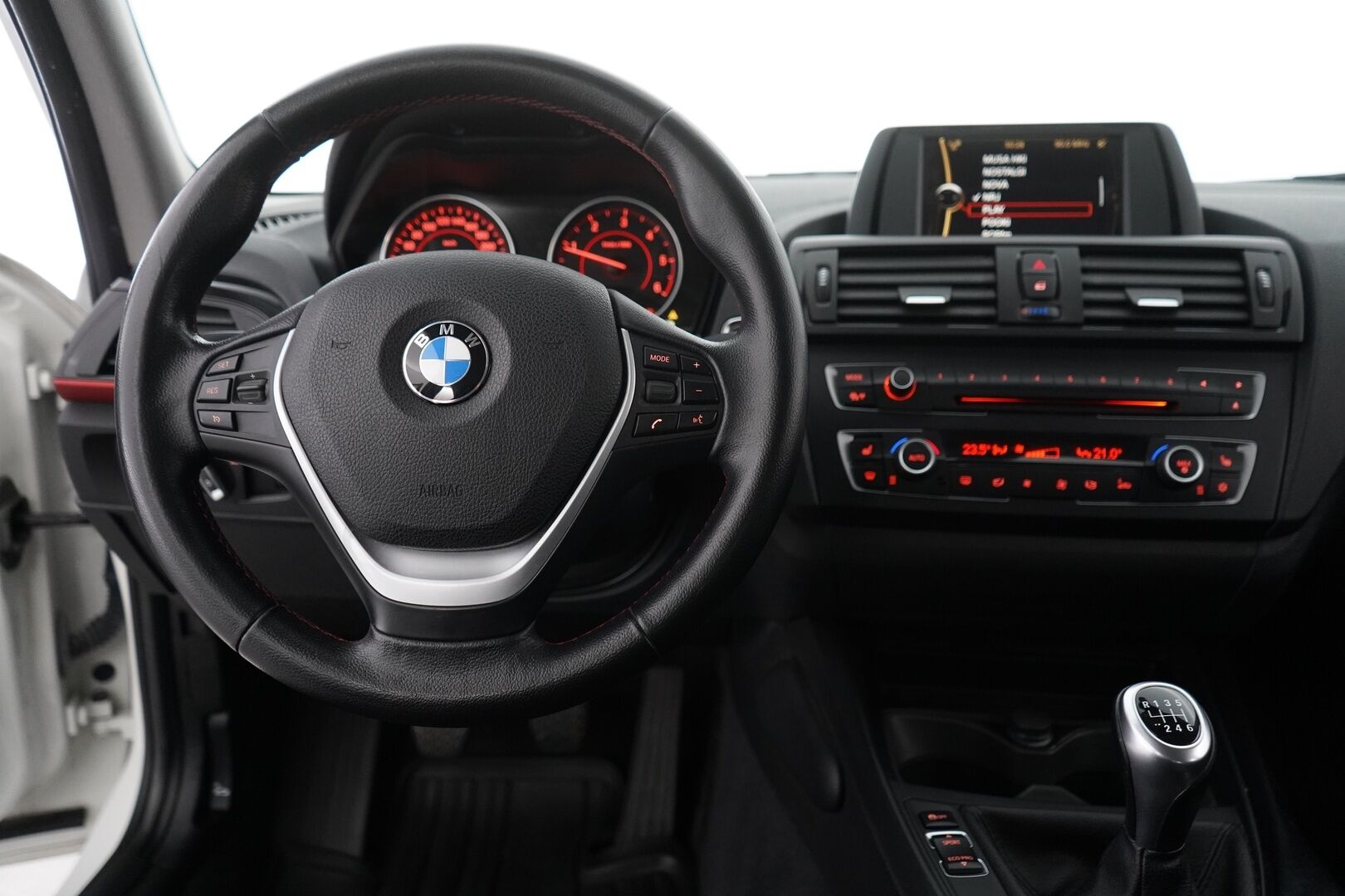 BMW 118 2012 F20 TwinPower Turbo Business  *Vakkari / Lohko / Tutka / Sporttipenkit - Kahdet renkaat alumiinivanteilla / Suomi-auto