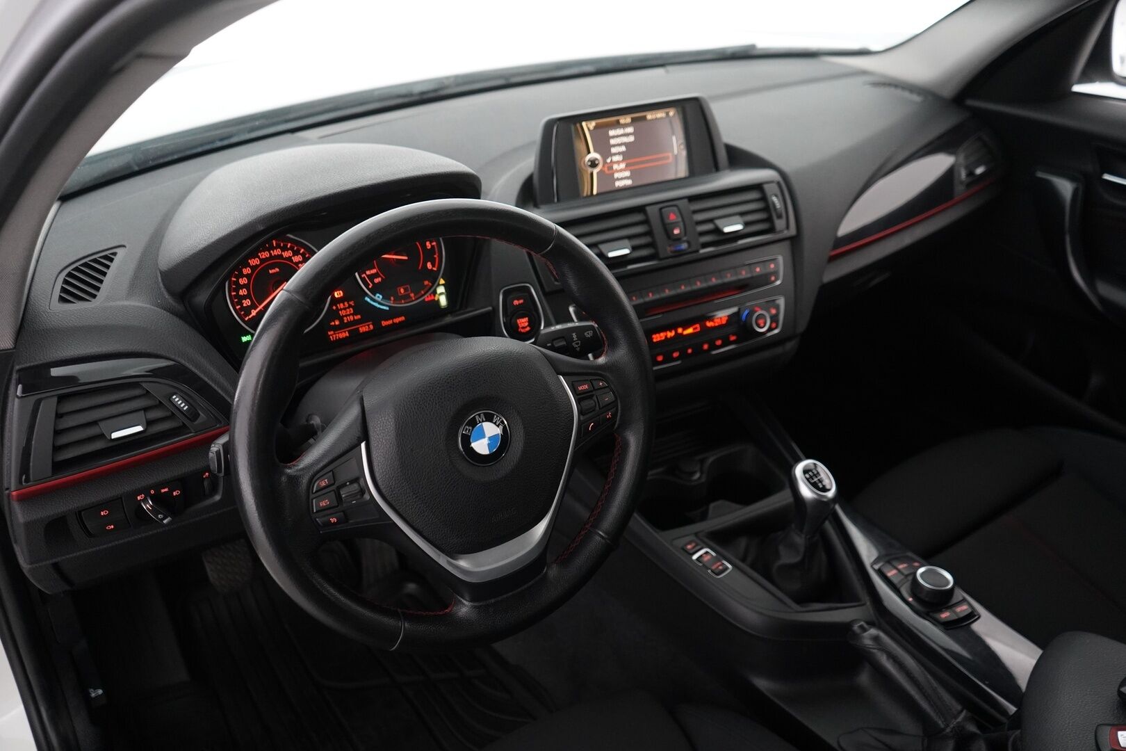 BMW 118 2012 F20 TwinPower Turbo Business  *Vakkari / Lohko / Tutka / Sporttipenkit - Kahdet renkaat alumiinivanteilla / Suomi-auto