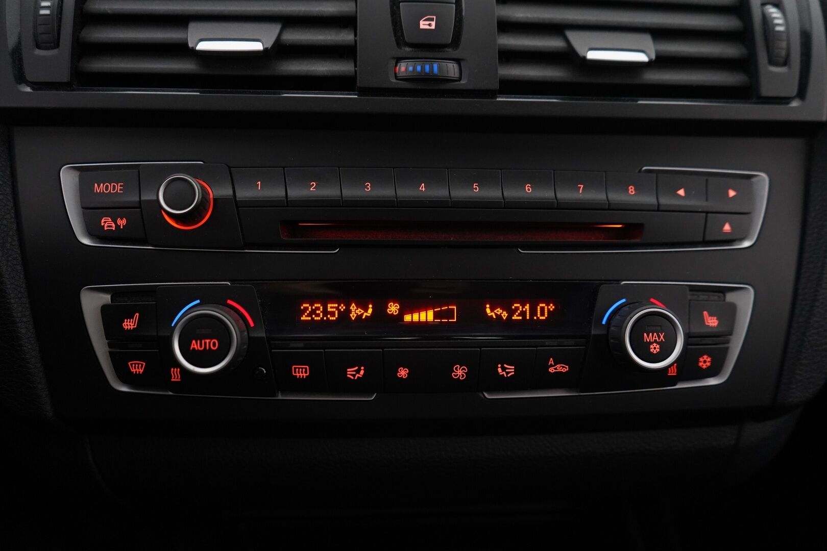 BMW 118 2012 F20 TwinPower Turbo Business  *Vakkari / Lohko / Tutka / Sporttipenkit - Kahdet renkaat alumiinivanteilla / Suomi-auto