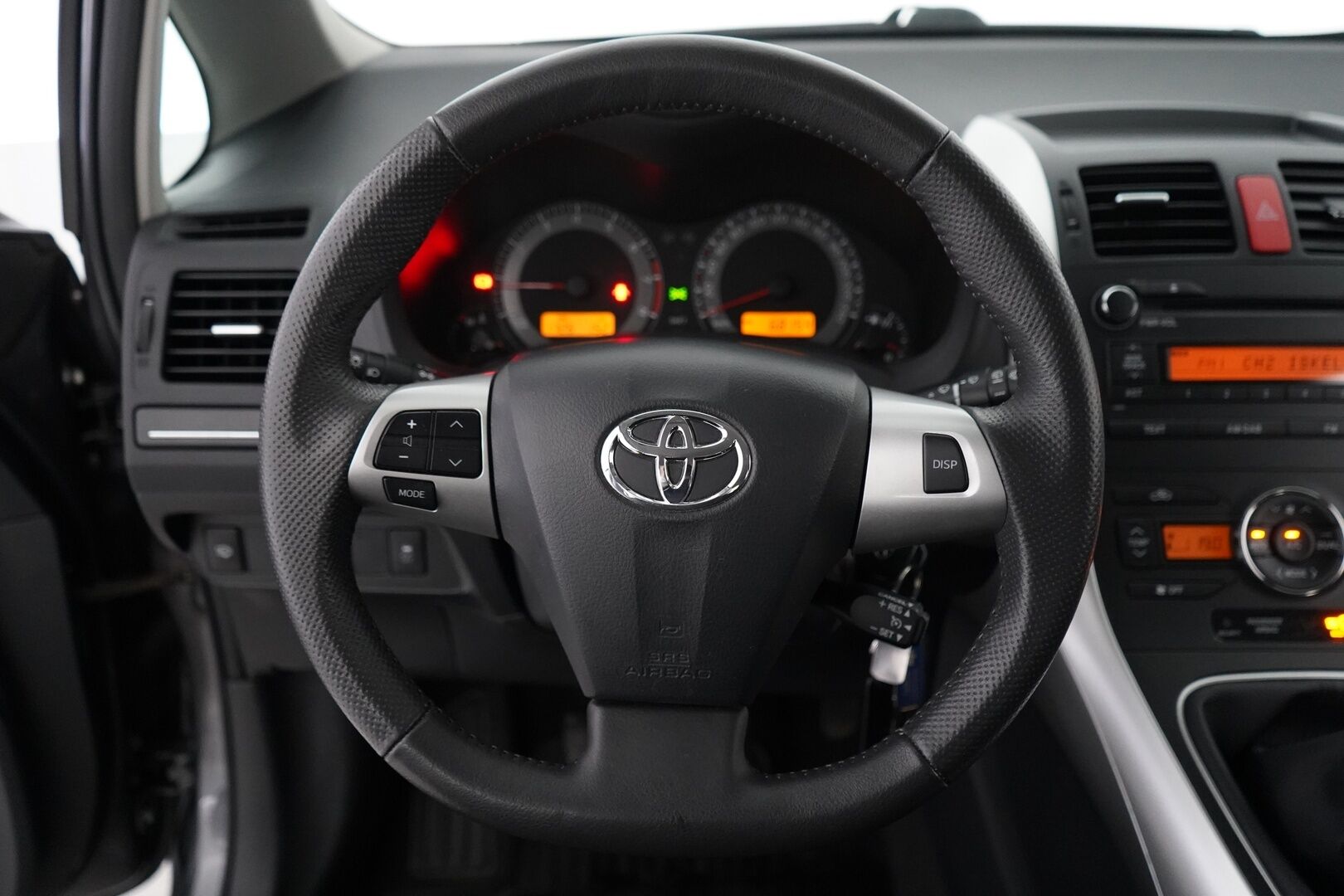 Toyota Auris 2012 1,6 Valvematic Style Edition 5ov *Koukku / Lohko / Vakkari / Automaattinen ilmastointi* - Täydellinen merkkiliikkeen huoltokirja / Viimeisin huolto 62tkm / Kahdet OEM vanteet / Juuri katsastettu