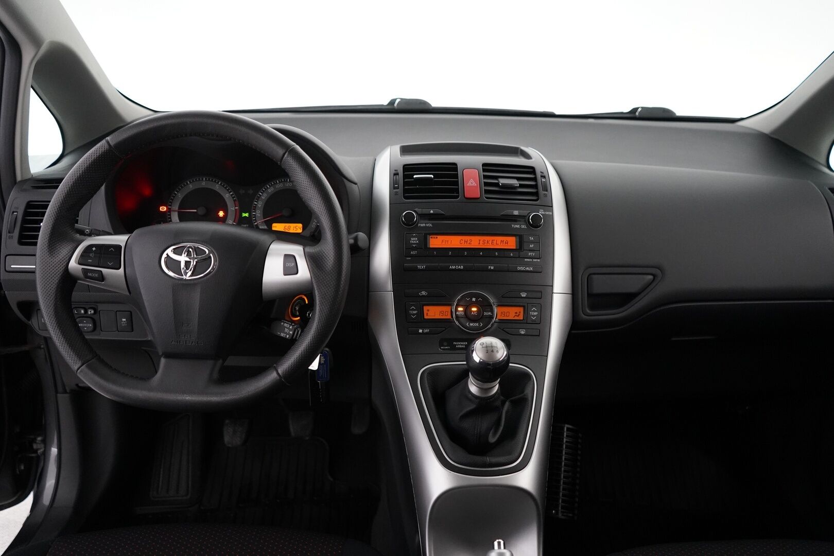 Toyota Auris 2012 1,6 Valvematic Style Edition 5ov *Koukku / Lohko / Vakkari / Automaattinen ilmastointi* - Täydellinen merkkiliikkeen huoltokirja / Viimeisin huolto 62tkm / Kahdet OEM vanteet / Juuri katsastettu