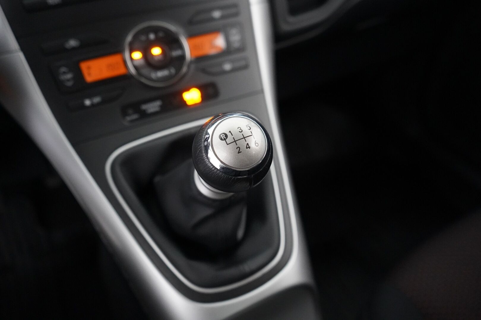 Toyota Auris 2012 1,6 Valvematic Style Edition 5ov *Koukku / Lohko / Vakkari / Automaattinen ilmastointi* - Täydellinen merkkiliikkeen huoltokirja / Viimeisin huolto 62tkm / Kahdet OEM vanteet / Juuri katsastettu