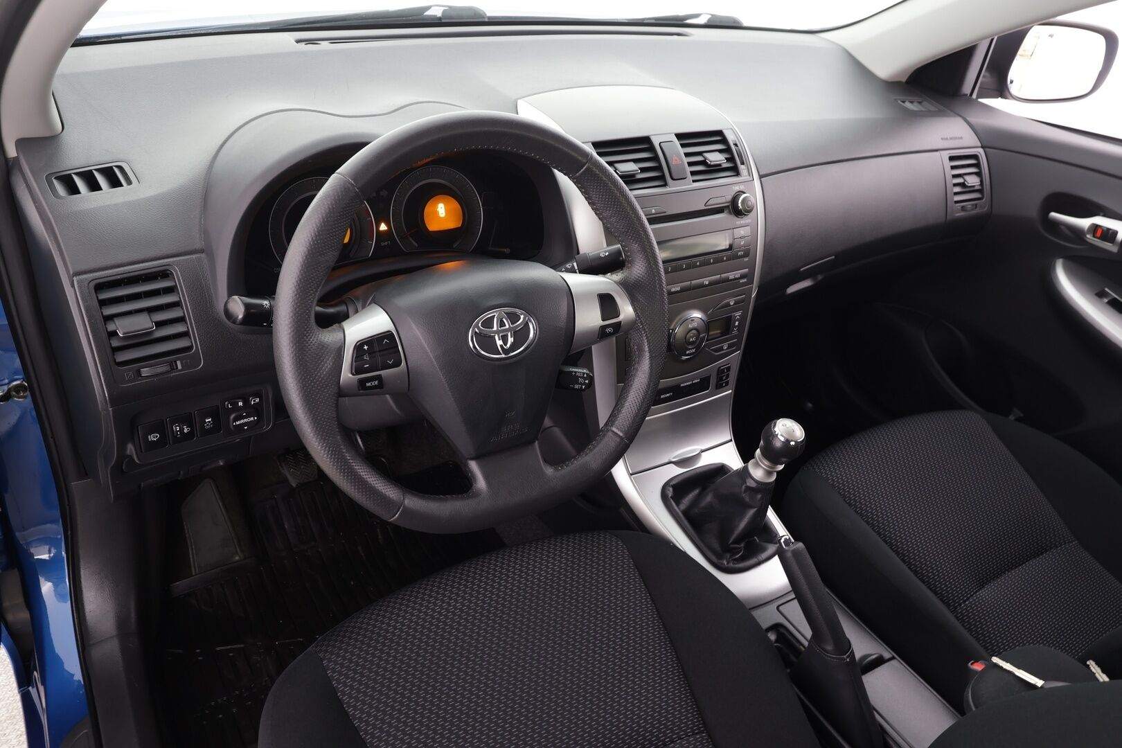 Toyota Corolla 2013 1,6 Valvematic Linea Sol * 1-om Suomi-auto / Vakkari / AC / Sähköpeilit / Lohkolämmitin * - Merkkihuollot / Kahdet renkaat - HULLUT AVAJAISHULINAT KORKOTARJOUS 3,29 %