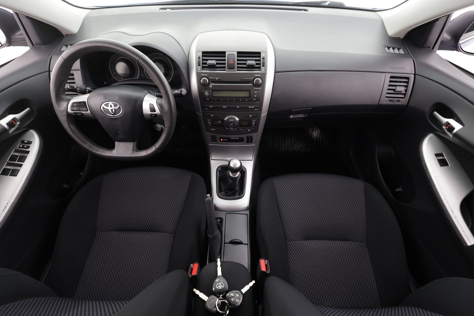 Toyota Corolla 2013 1,6 Valvematic Linea Sol * 1-om Suomi-auto / Vakkari / AC / Sähköpeilit / Lohkolämmitin * - Merkkihuollot / Kahdet renkaat - HULLUT AVAJAISHULINAT KORKOTARJOUS 3,29 %