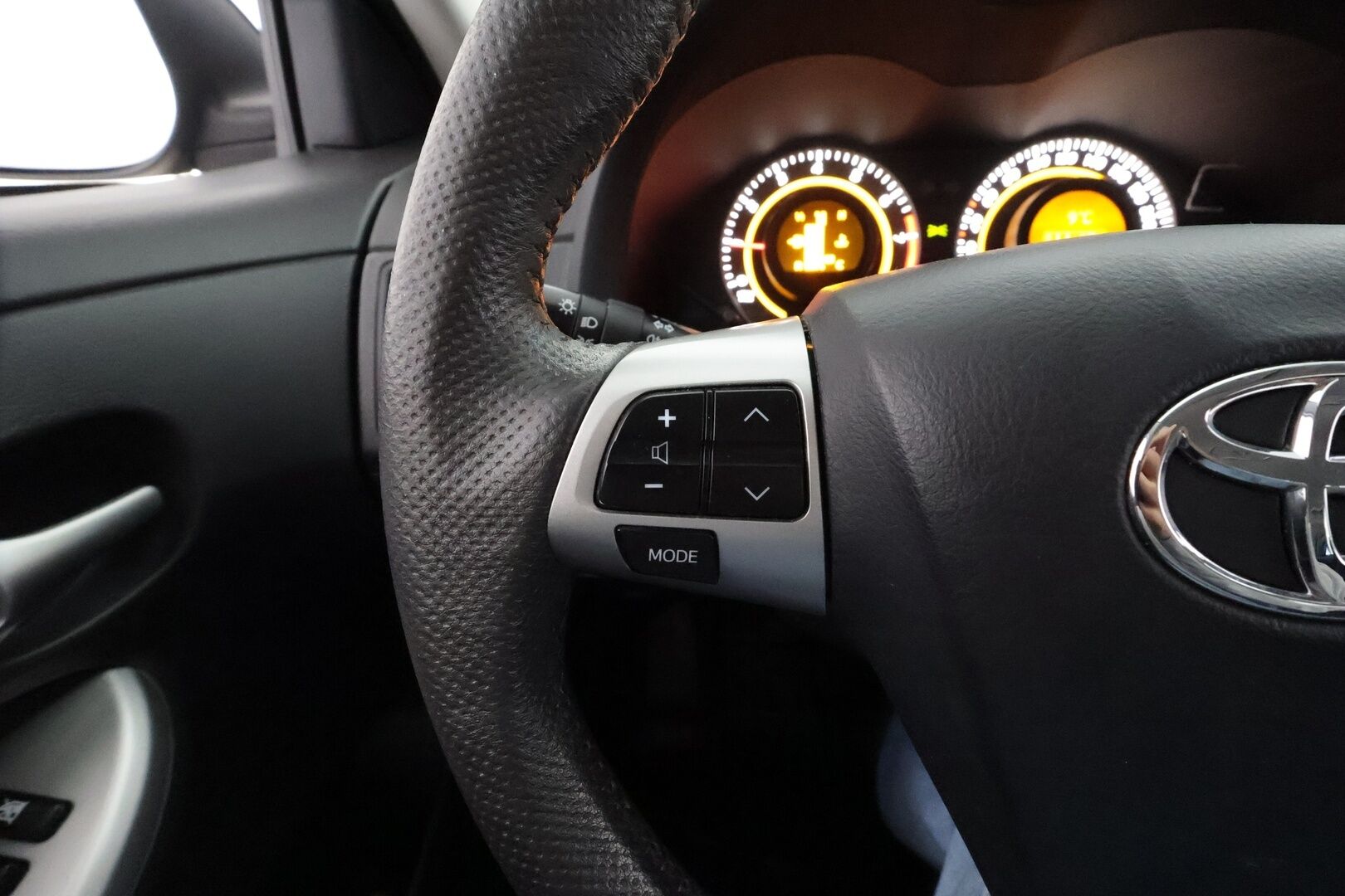 Toyota Corolla 2013 1,6 Valvematic Linea Sol * 1-om Suomi-auto / Vakkari / AC / Sähköpeilit / Lohkolämmitin * - Merkkihuollot / Kahdet renkaat