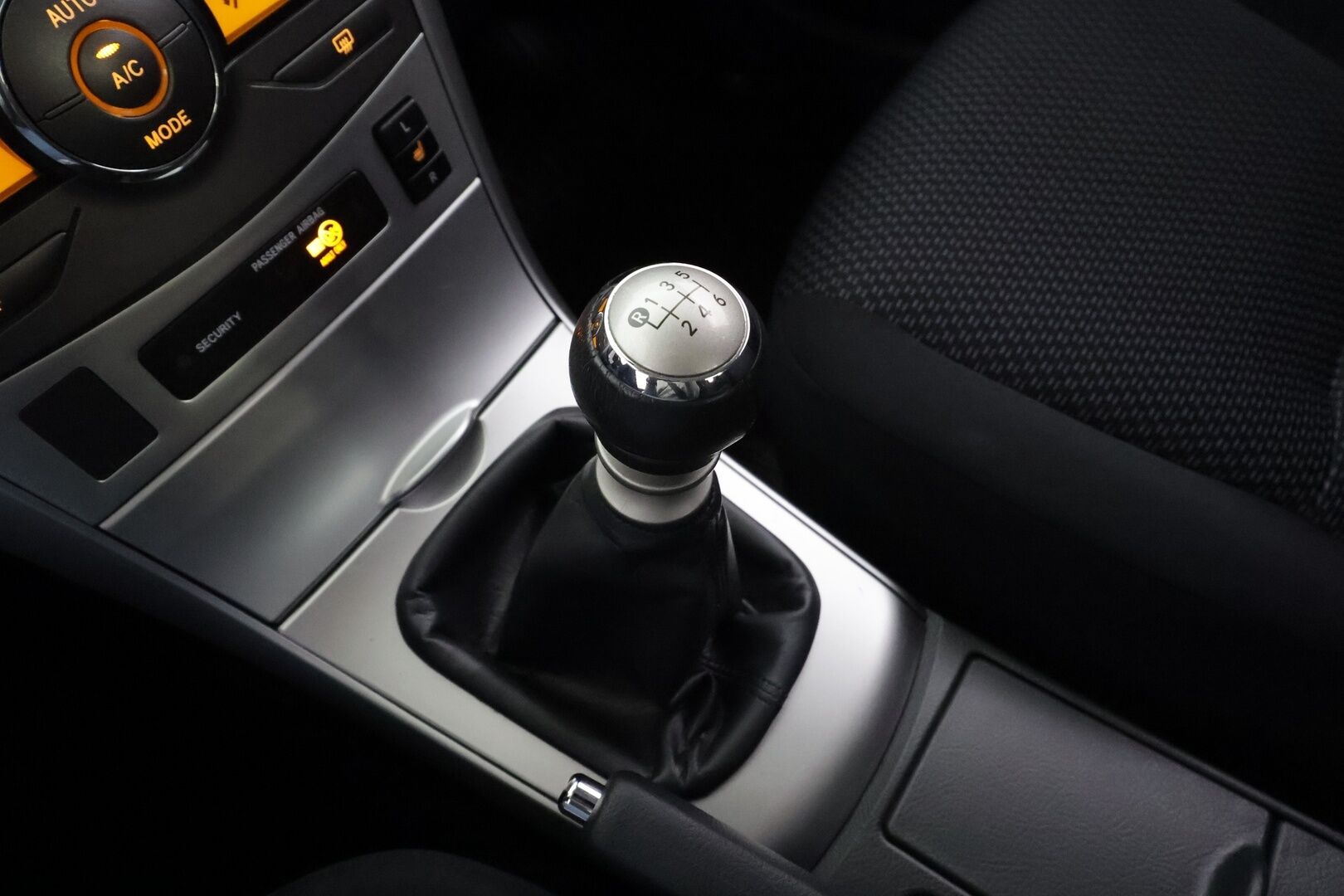 Toyota Corolla 2013 1,6 Valvematic Linea Sol * 1-om Suomi-auto / Vakkari / AC / Sähköpeilit / Lohkolämmitin * - Merkkihuollot / Kahdet renkaat - HULLUT AVAJAISHULINAT KORKOTARJOUS 3,29 %