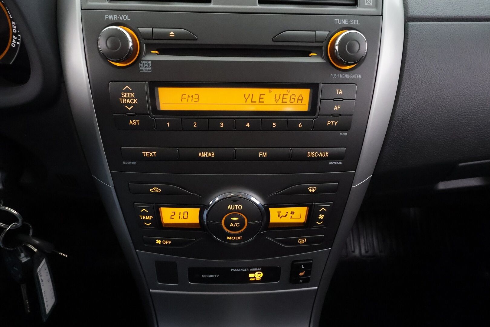 Toyota Corolla 2013 1,6 Valvematic Linea Sol * 1-om Suomi-auto / Vakkari / AC / Sähköpeilit / Lohkolämmitin * - Merkkihuollot / Kahdet renkaat - HULLUT AVAJAISHULINAT KORKOTARJOUS 3,29 %