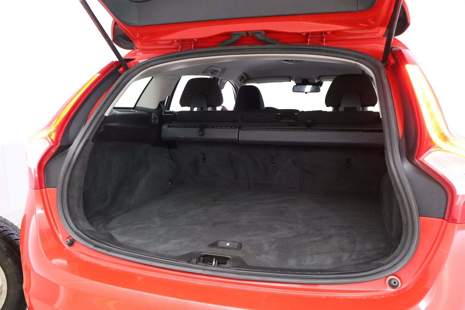 Volvo V60 2013 D4 AWD Momentum Business aut * Webasto / Adapt.Vakkari / Koukku / VOC / Xenon / BLIS - Suomiauto / Huippuvarusteet / Jakopää tehty!