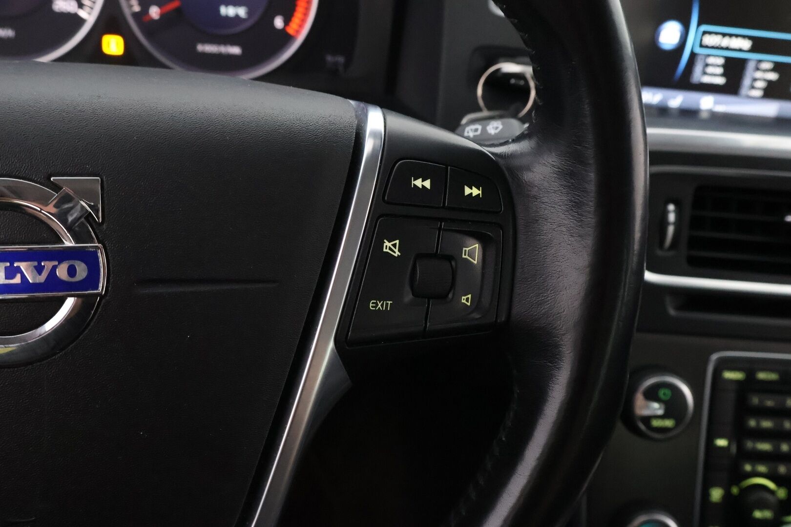 Volvo V60 2013 D4 AWD Momentum Business aut * Webasto / Adapt.Vakkari / Koukku / VOC / Xenon / BLIS - Suomiauto / Huippuvarusteet / Jakopää tehty!