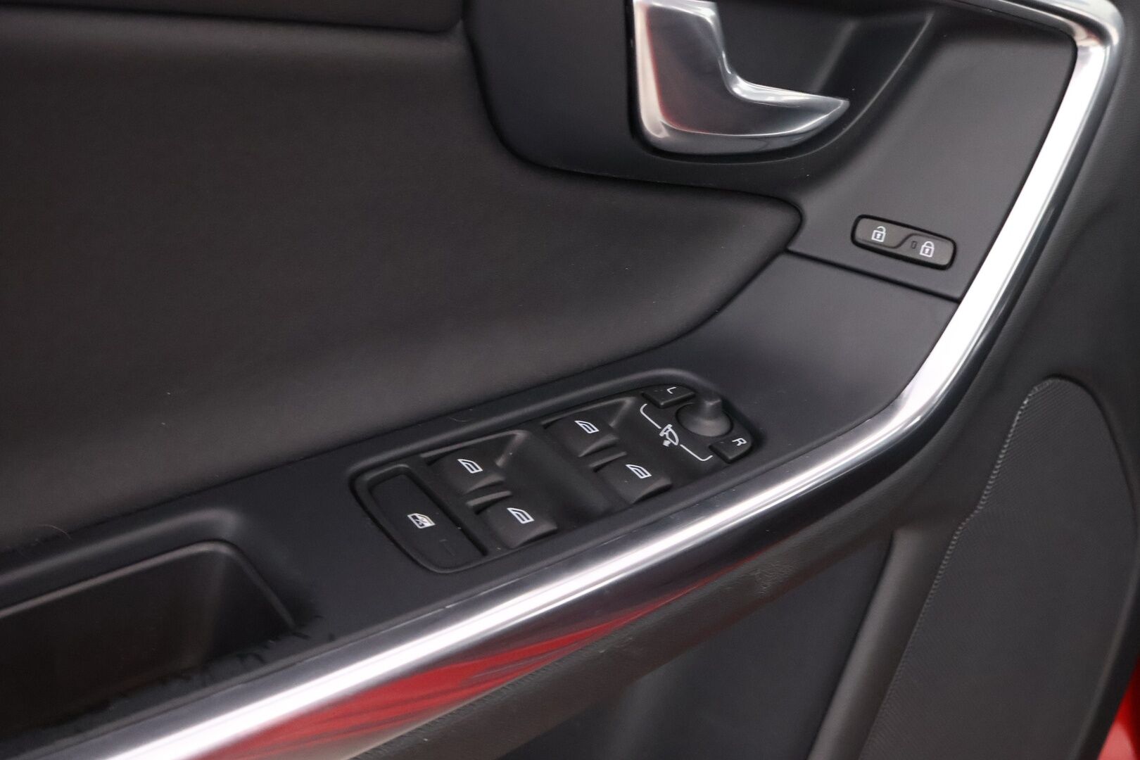 Volvo V60 2013 D4 AWD Momentum Business aut * Webasto / Adapt.Vakkari / Koukku / VOC / Xenon / BLIS - Suomiauto / Huippuvarusteet / Jakopää tehty!