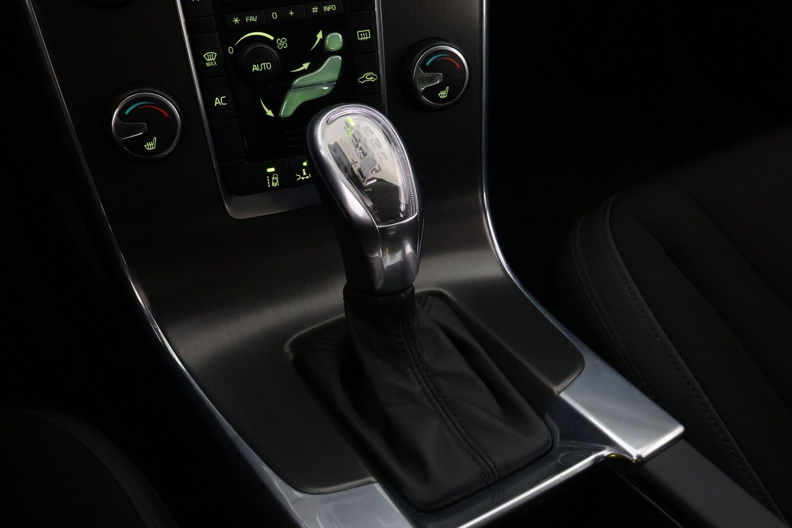 Volvo V60 2013 D4 AWD Momentum Business aut * Webasto / Adapt.Vakkari / Koukku / VOC / Xenon / BLIS - Suomiauto / Huippuvarusteet / Jakopää tehty!