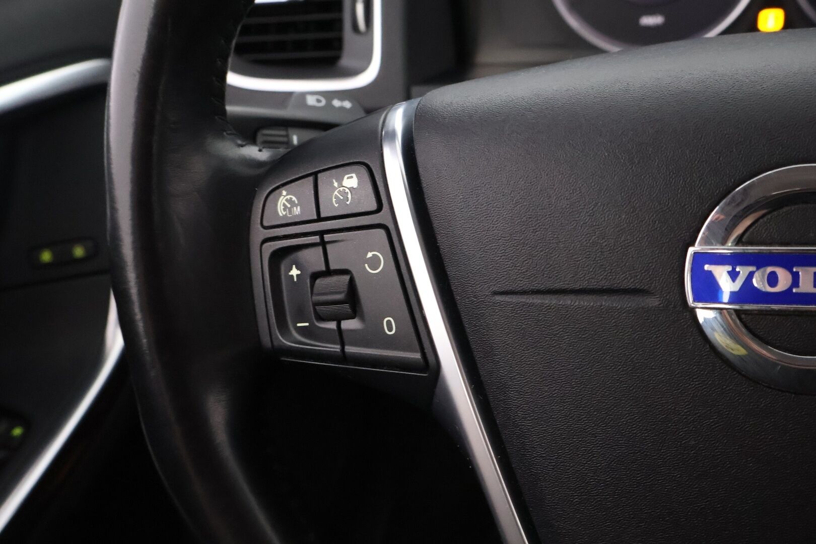 Volvo V60 2013 D4 AWD Momentum Business aut * Webasto / Adapt.Vakkari / Koukku / VOC / Xenon / BLIS - Suomiauto / Huippuvarusteet / Jakopää tehty!