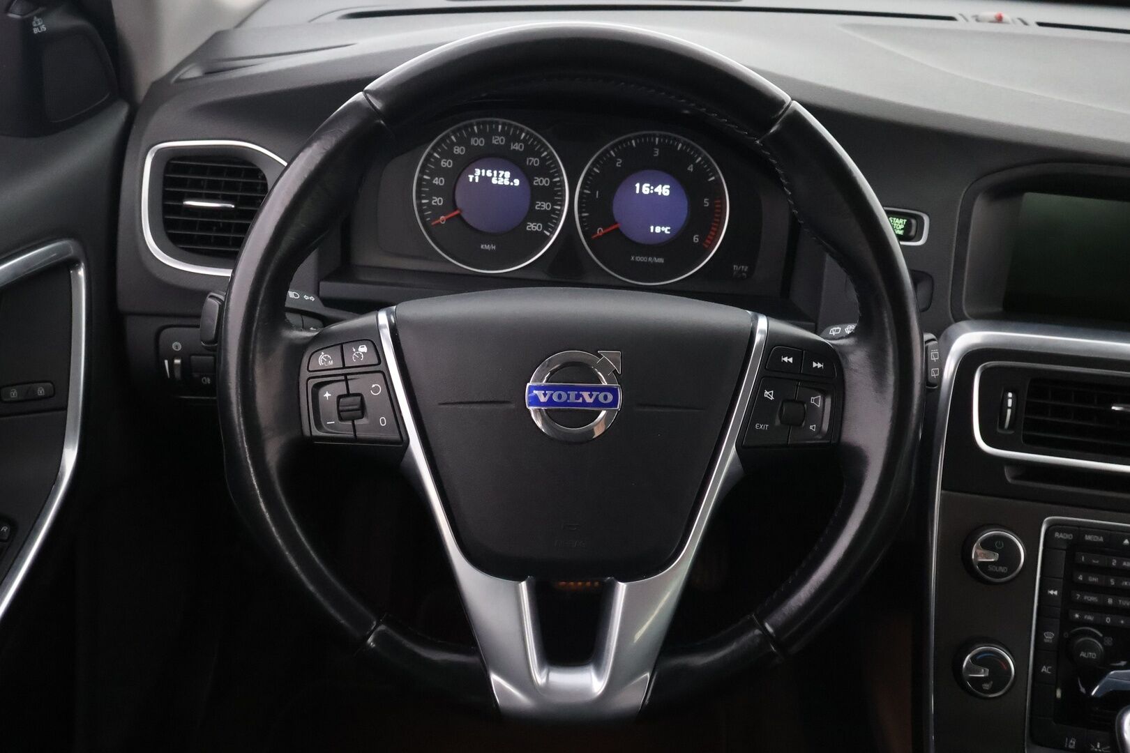Volvo V60 2013 D4 AWD Momentum Business aut * Webasto / Adapt.Vakkari / Koukku / VOC / Xenon / BLIS - Suomiauto / Huippuvarusteet / Jakopää tehty!