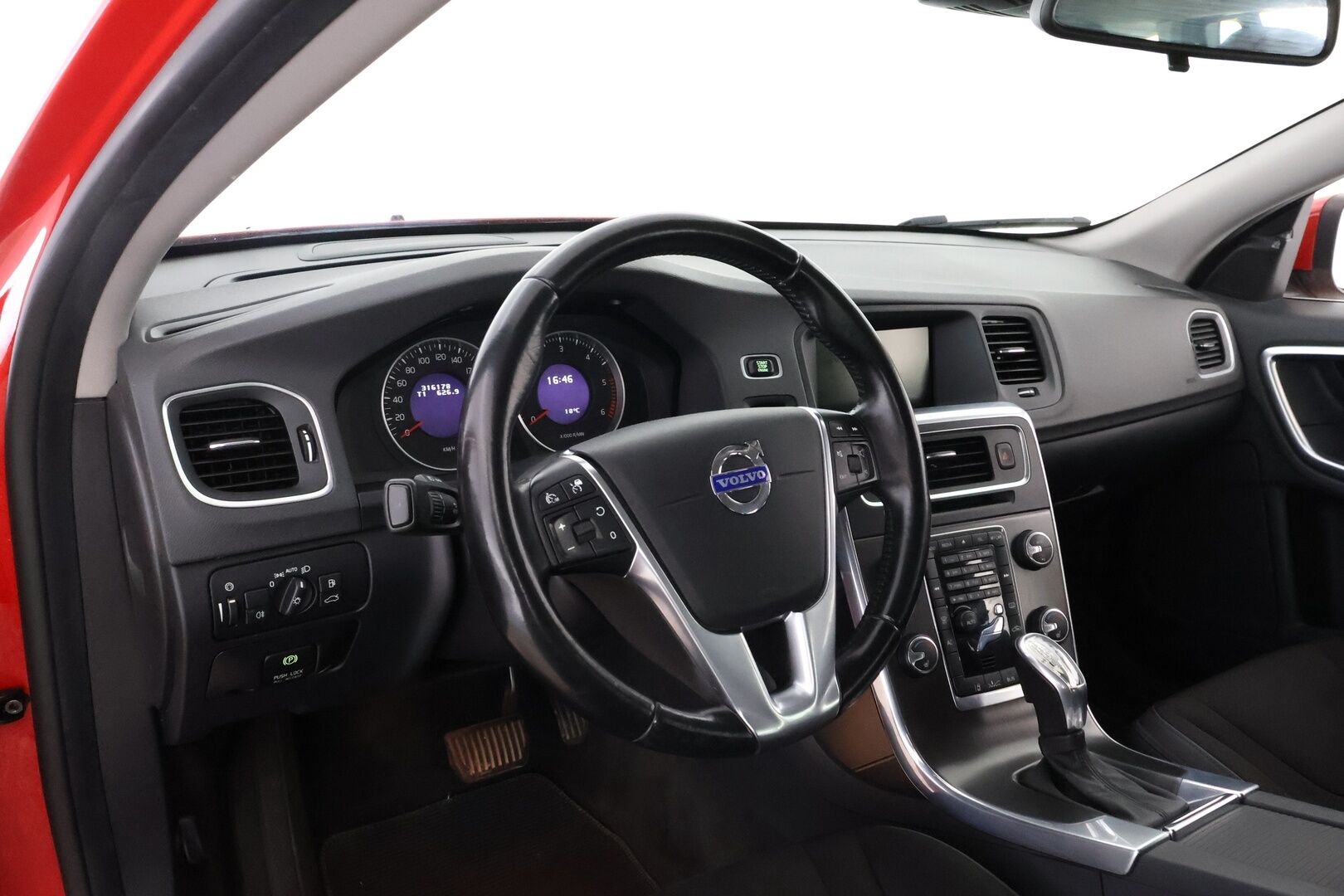 Volvo V60 2013 D4 AWD Momentum Business aut * Webasto / Adapt.Vakkari / Koukku / VOC / Xenon / BLIS - Suomiauto / Huippuvarusteet / Jakopää tehty!