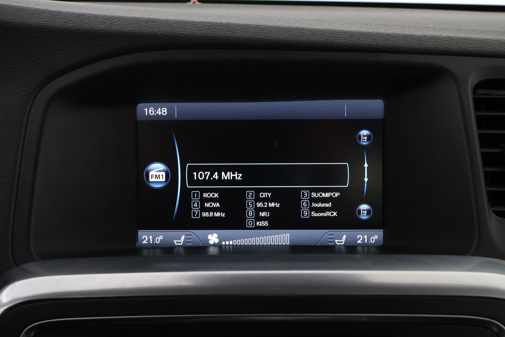 Volvo V60 2013 D4 AWD Momentum Business aut * Webasto / Adapt.Vakkari / Koukku / VOC / Xenon / BLIS - Suomiauto / Huippuvarusteet / Jakopää tehty!