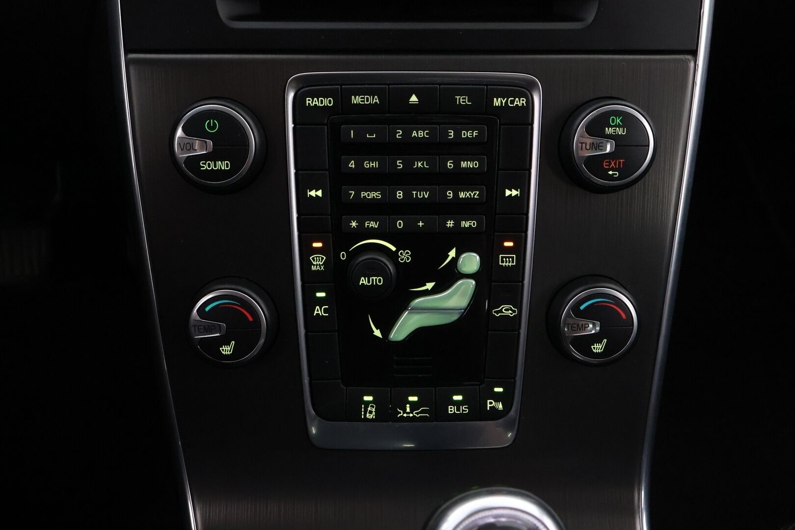 Volvo V60 2013 D4 AWD Momentum Business aut * Webasto / Adapt.Vakkari / Koukku / VOC / Xenon / BLIS - Suomiauto / Huippuvarusteet / Jakopää tehty!