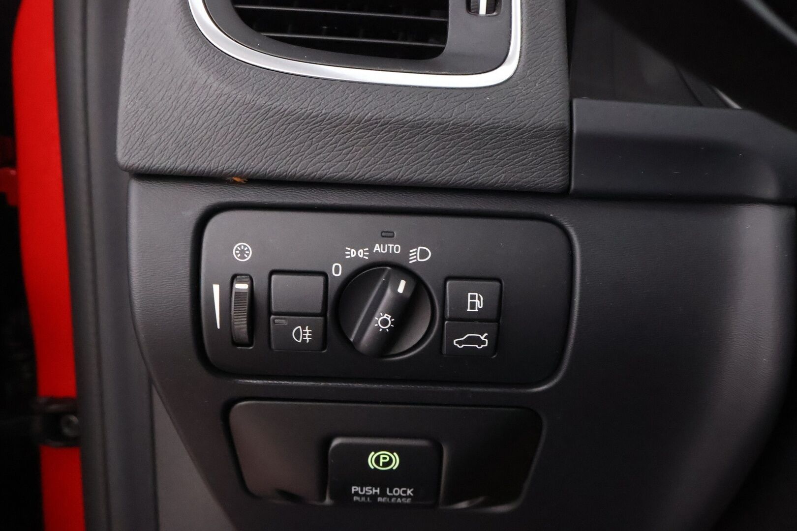 Volvo V60 2013 D4 AWD Momentum Business aut * Webasto / Adapt.Vakkari / Koukku / VOC / Xenon / BLIS - Suomiauto / Huippuvarusteet / Jakopää tehty!