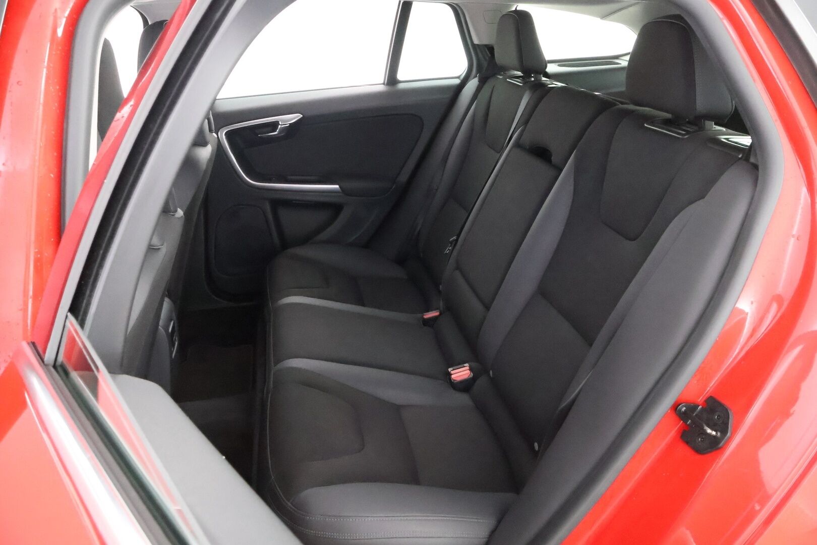 Volvo V60 2013 D4 AWD Momentum Business aut * Webasto / Adapt.Vakkari / Koukku / VOC / Xenon / BLIS - Suomiauto / Huippuvarusteet / Jakopää tehty!