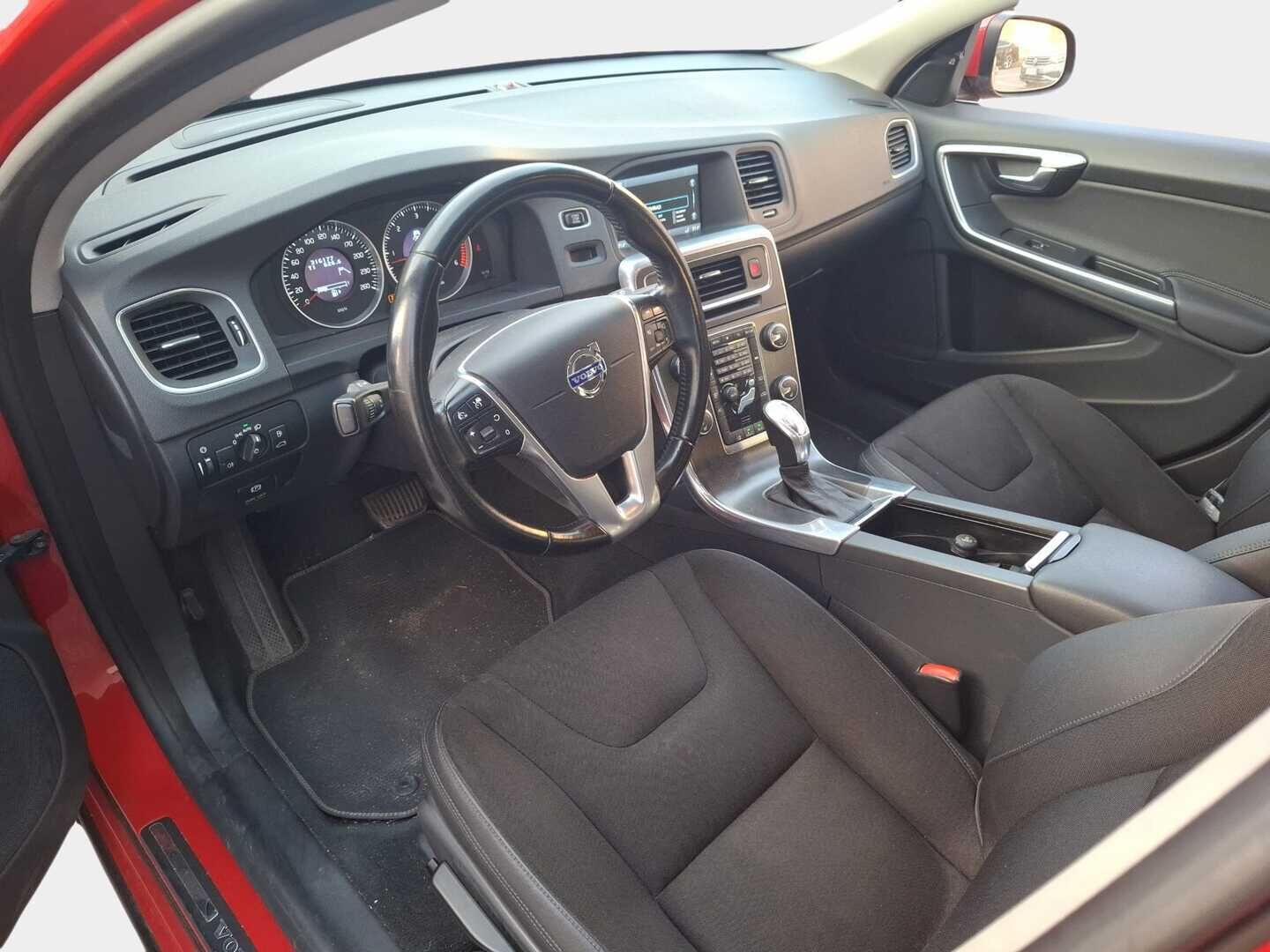 Volvo V60 2013 D4 AWD Momentum Business aut **Webasto / Adapt.Vak / Koukku / Voc / Xenon / BLIS / KeylessGo* - *Suomi-auto / Jakopää tehty / särmä huoltokirja / Juuri saapunut Tampereelle!*
