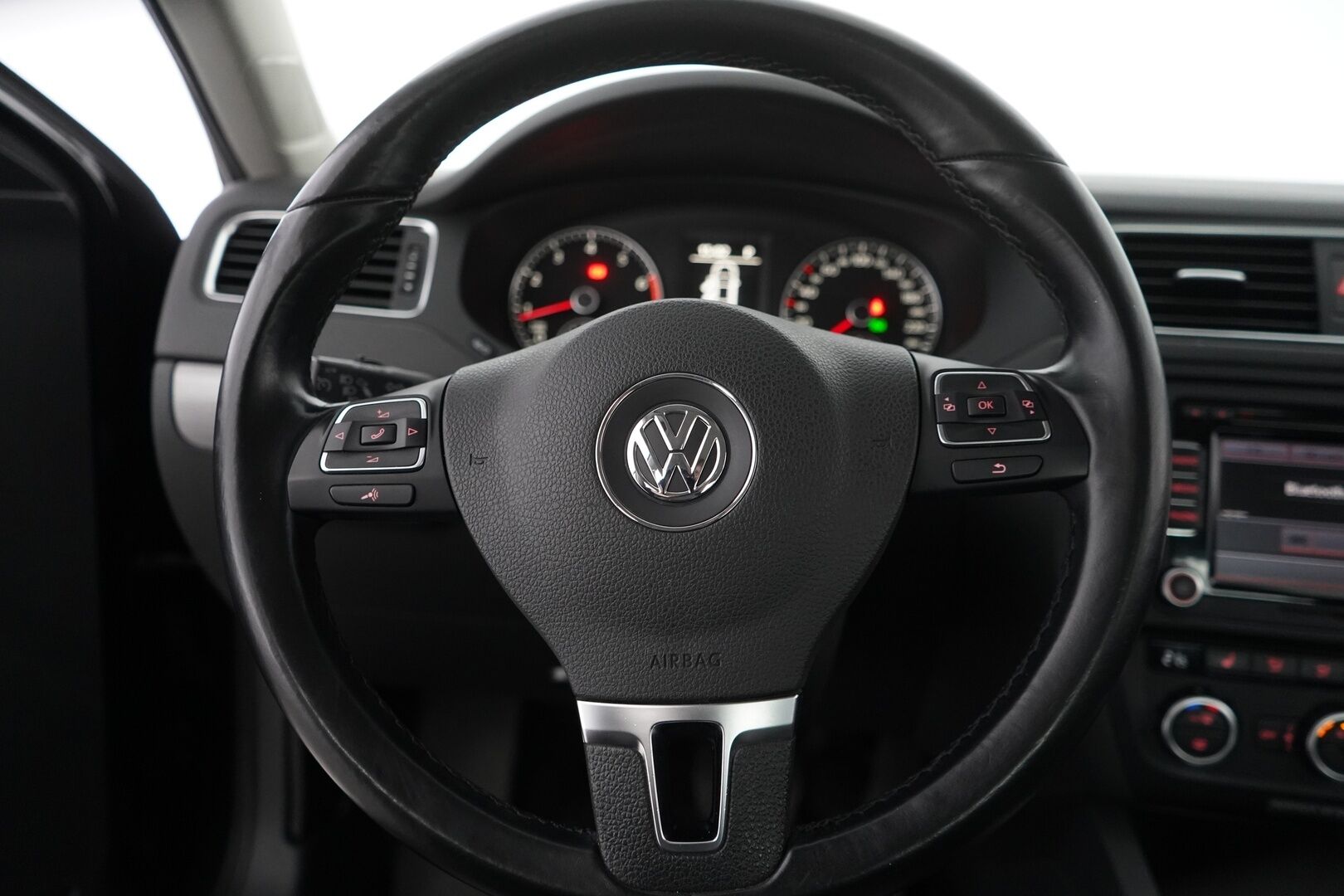 Volkswagen Jetta 2013 1,4 TSI Highline Sedan  DSG *Lohko / Vakkari / Sporttipenkit / Tutkat * - Kahdet alumiinivanteet / Myydään huollettuna / SIISTI!