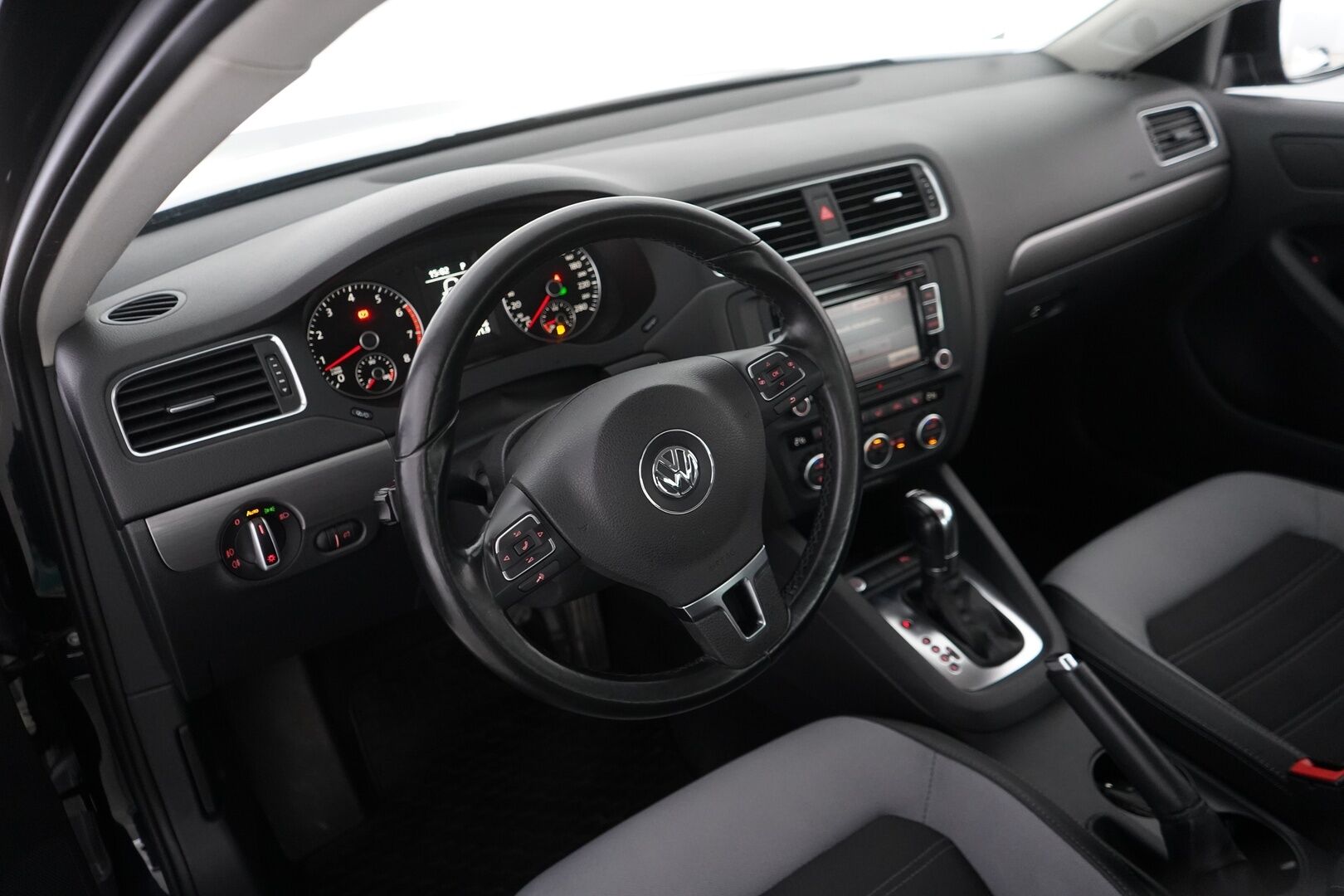 Volkswagen Jetta 2013 1,4 TSI Highline Sedan  DSG *Lohko / Vakkari / Sporttipenkit / Tutkat * - Kahdet alumiinivanteet / Myydään huollettuna / SIISTI!
