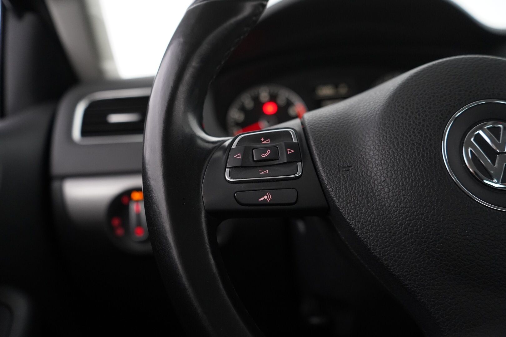 Volkswagen Jetta 2013 1,4 TSI Highline Sedan  DSG *Lohko / Vakkari / Sporttipenkit / Tutkat * - Kahdet alumiinivanteet / Myydään huollettuna / SIISTI!