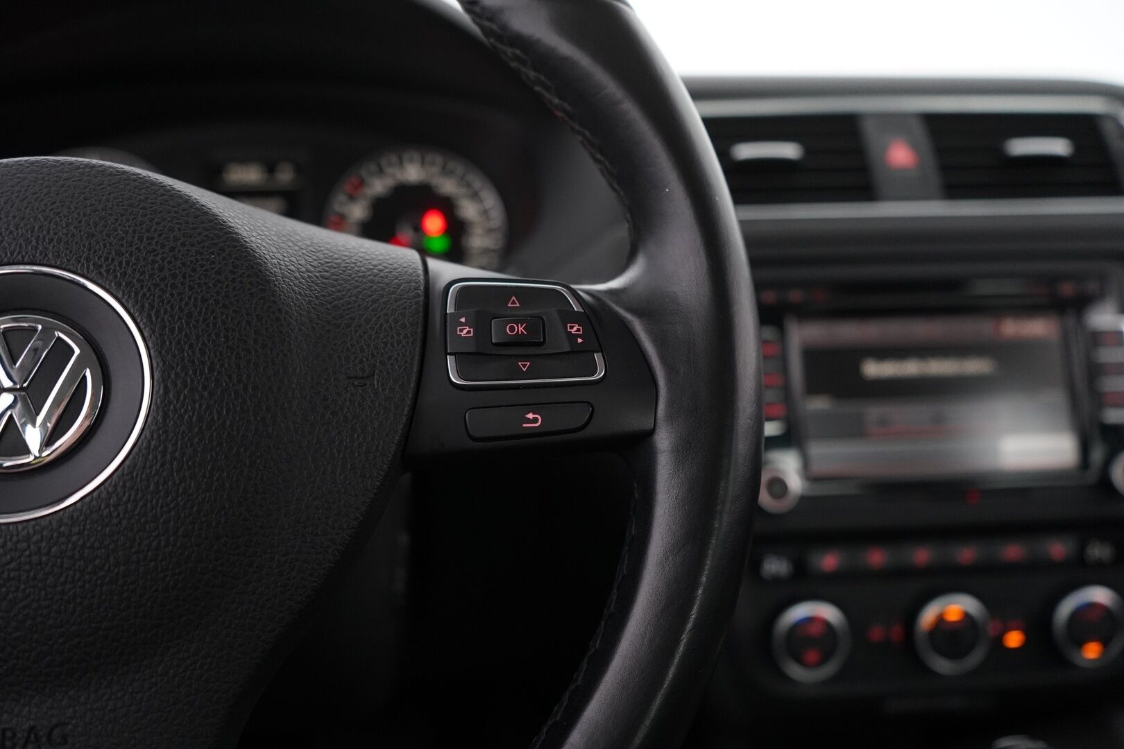 Volkswagen Jetta 2013 1,4 TSI Highline Sedan  DSG *Lohko / Vakkari / Sporttipenkit / Tutkat * - Kahdet alumiinivanteet / Myydään huollettuna / SIISTI!