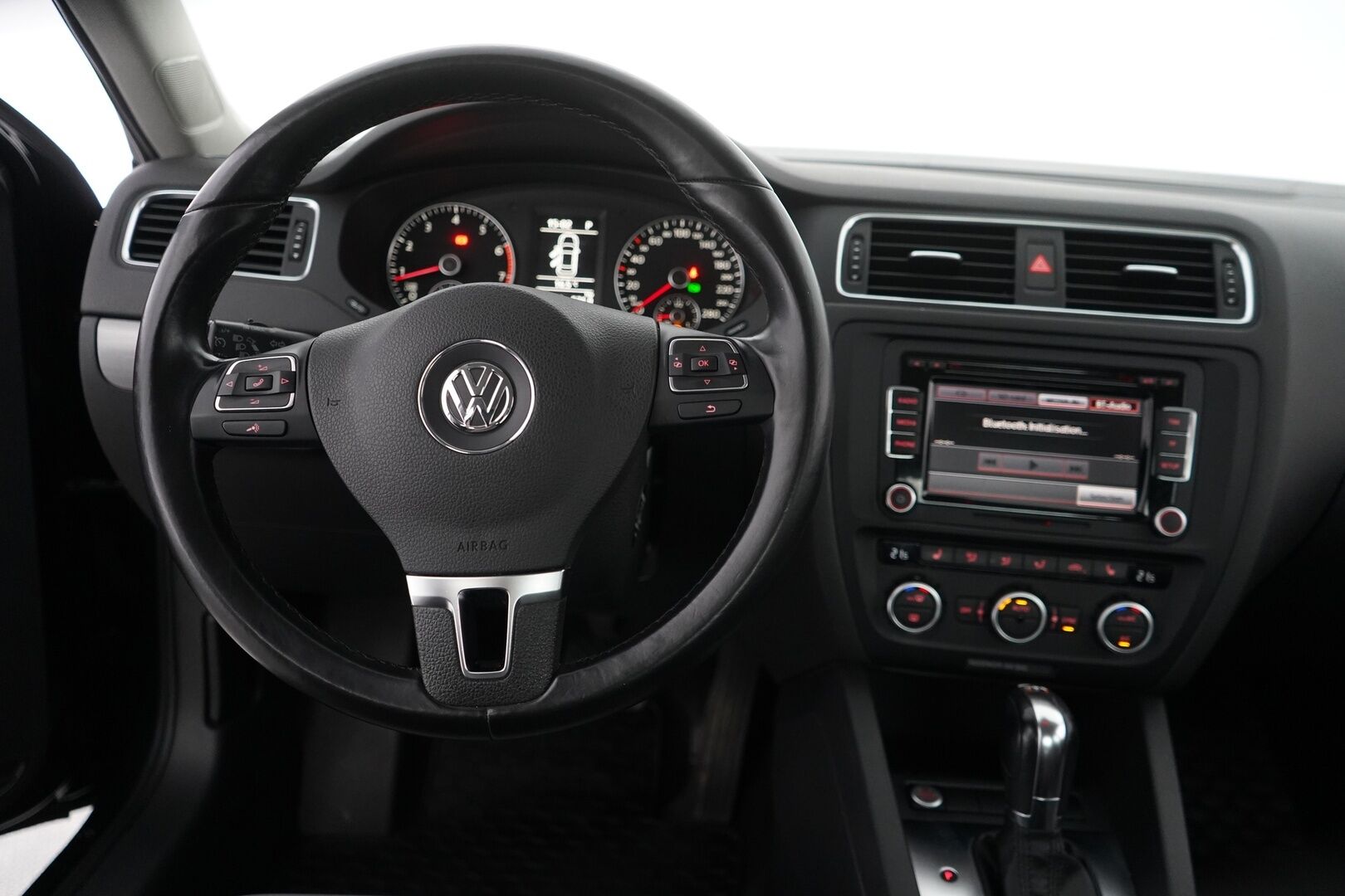 Volkswagen Jetta 2013 1,4 TSI Highline Sedan  DSG *Lohko / Vakkari / Sporttipenkit / Tutkat * - Kahdet alumiinivanteet / Myydään huollettuna / SIISTI!