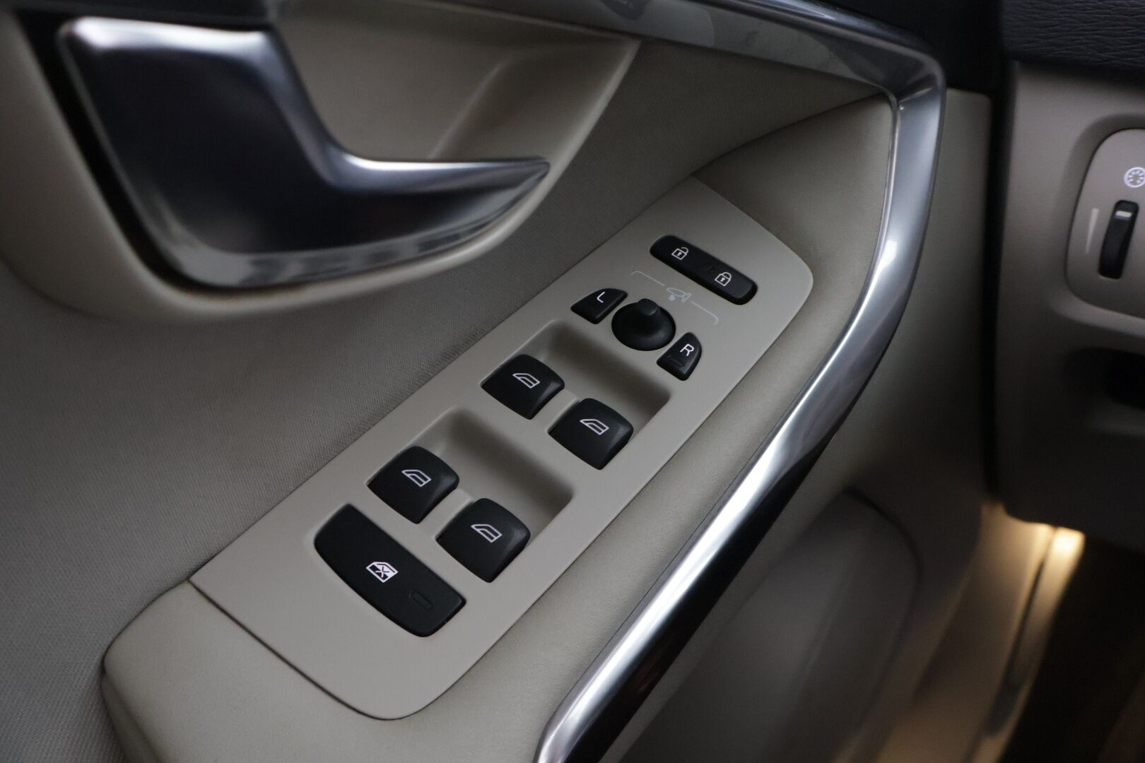 Volvo V40 2012 D2 Momentum Business - *Myydään huutokaupat.com* / Juuri huollettu! / Suomi-auto / Vakkari / PA-lisälämmitin / Xenon-valot / Aut. Ilmastointi / Penkinlämmittimet