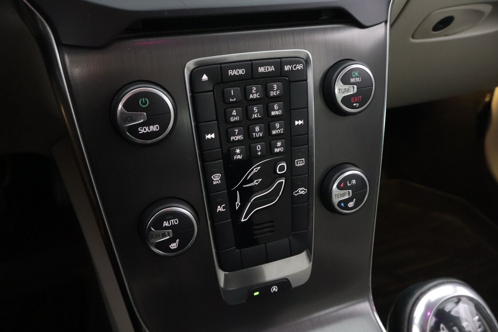 Volvo V40 2012 D2 Momentum Business - *Myydään huutokaupat.com* / Juuri huollettu! / Suomi-auto / Vakkari / PA-lisälämmitin / Xenon-valot / Aut. Ilmastointi / Penkinlämmittimet