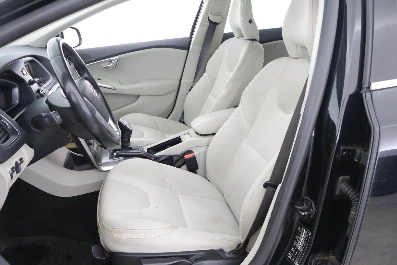 Volvo V40 2012 D2 Momentum Business - *Myydään huutokaupat.com* / Juuri huollettu! / Suomi-auto / Vakkari / PA-lisälämmitin / Xenon-valot / Aut. Ilmastointi / Penkinlämmittimet