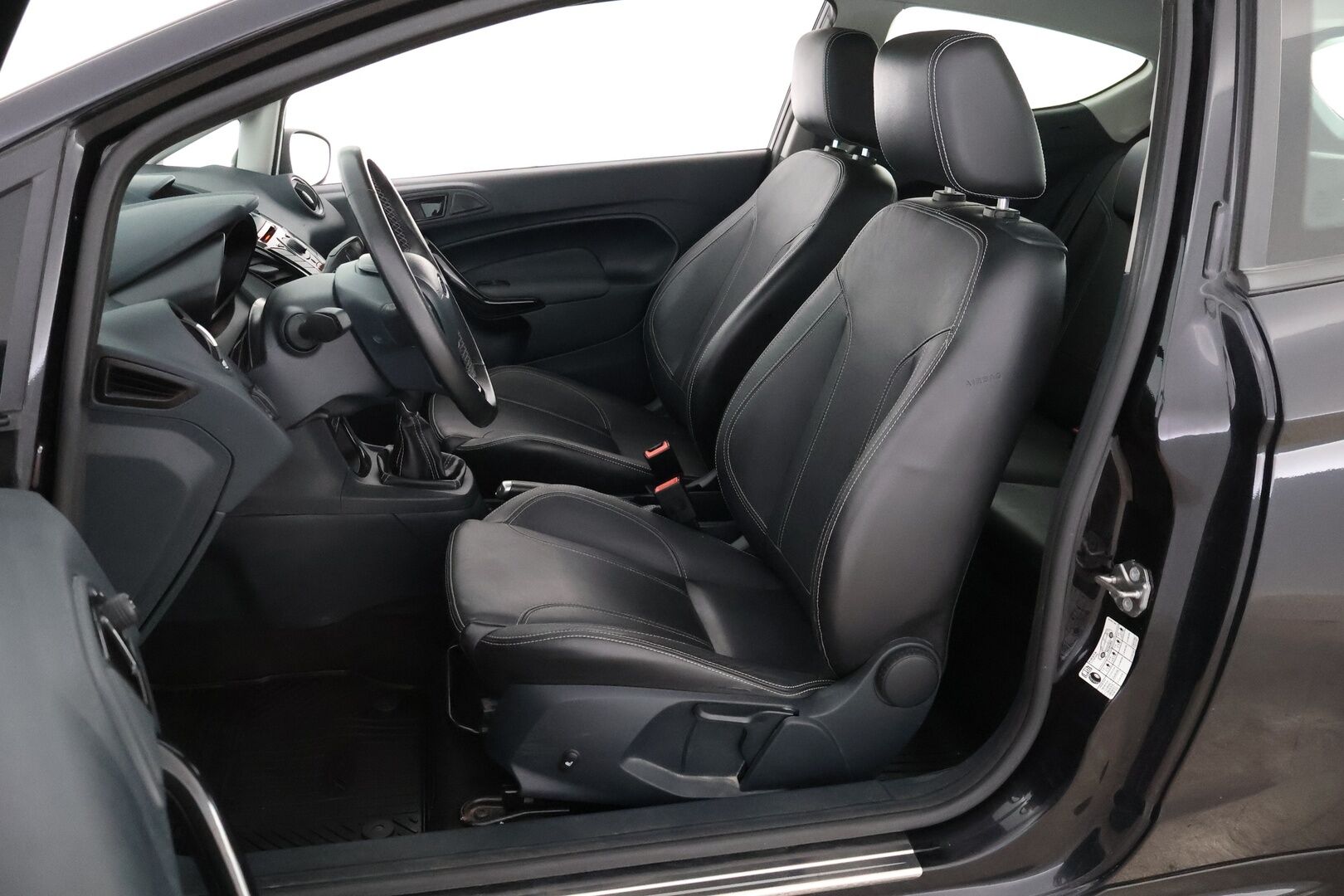 Ford Fiesta 2012 1,6 134 hv Sport Silver M5 3-ovinen - Suomiauto / Vakkari / Nahkasisusta / Lämmitettävä Tuulilasi / Lohko & Sisäpistoke / Jakopää tehty / Kahdet fiksut renkaat!