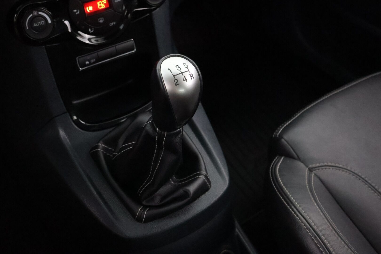 Ford Fiesta 2012 1,6 134 hv Sport Silver M5 3-ovinen - Suomiauto / Vakkari / Nahkasisusta / Lämmitettävä Tuulilasi / Lohko & Sisäpistoke / Jakopää tehty / Kahdet fiksut renkaat!