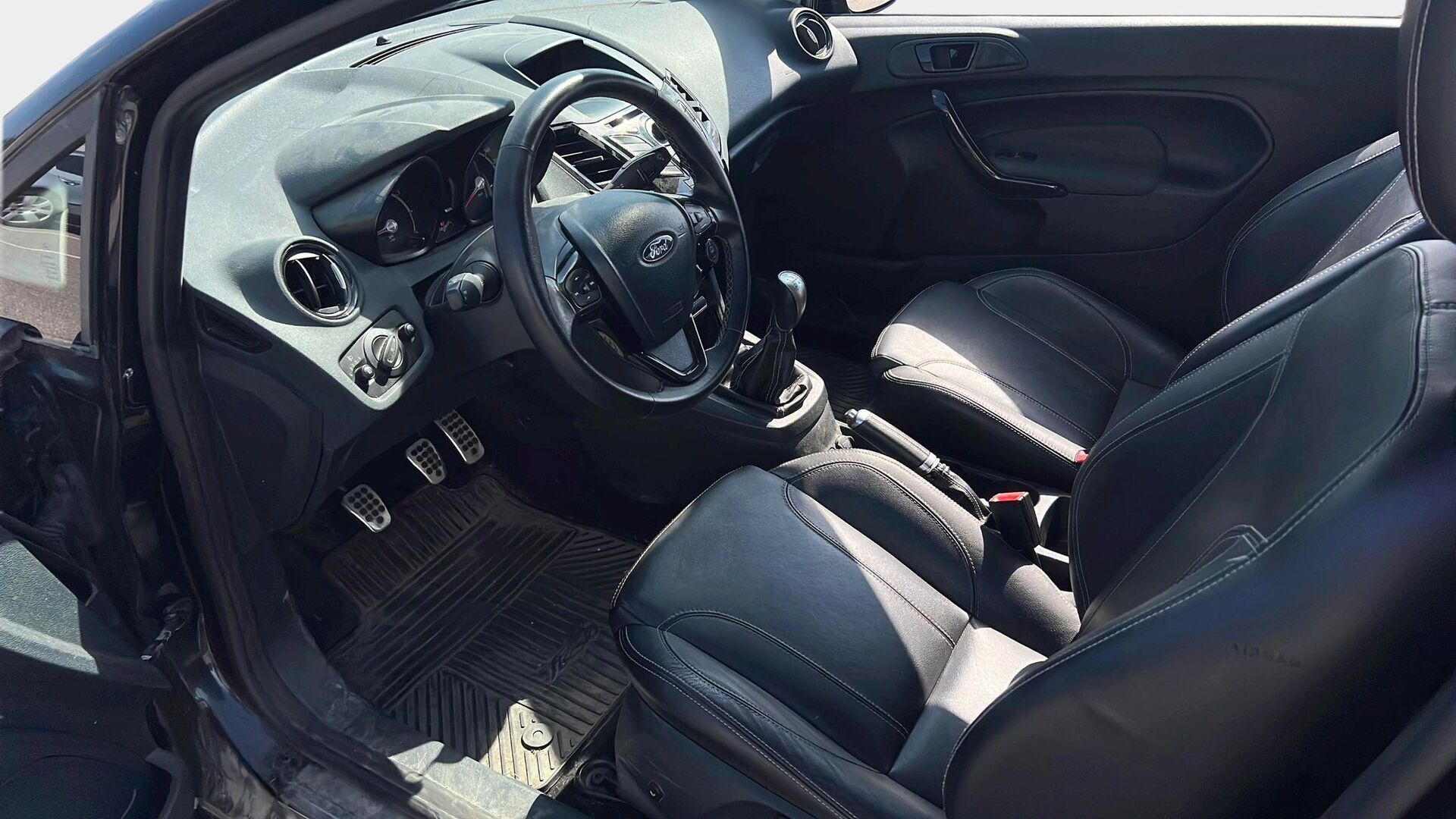 Ford Fiesta 2012 1,6 134 hv Sport Silver M5 3-ovinen - Suomiauto / Vakkari / Nahkasisusta / Lämmitettävä Tuulilasi / Lohko & Sisäpistoke / Jakopää tehty / Kahdet fiksut renkaat!